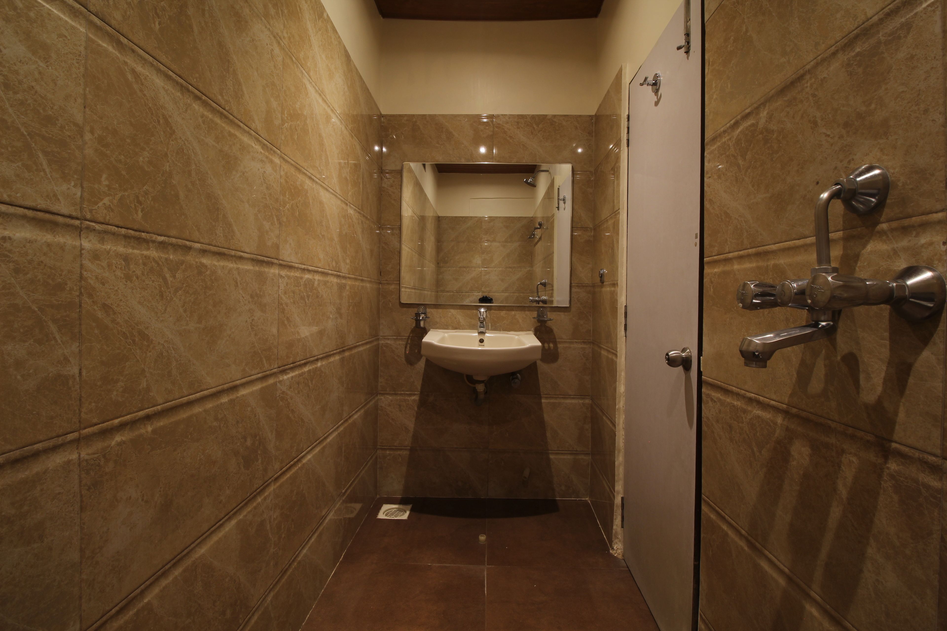 Triple Bed Non AC Room  | 浴室 | 淋浴设施、免费洗浴用品、吹风机、毛巾