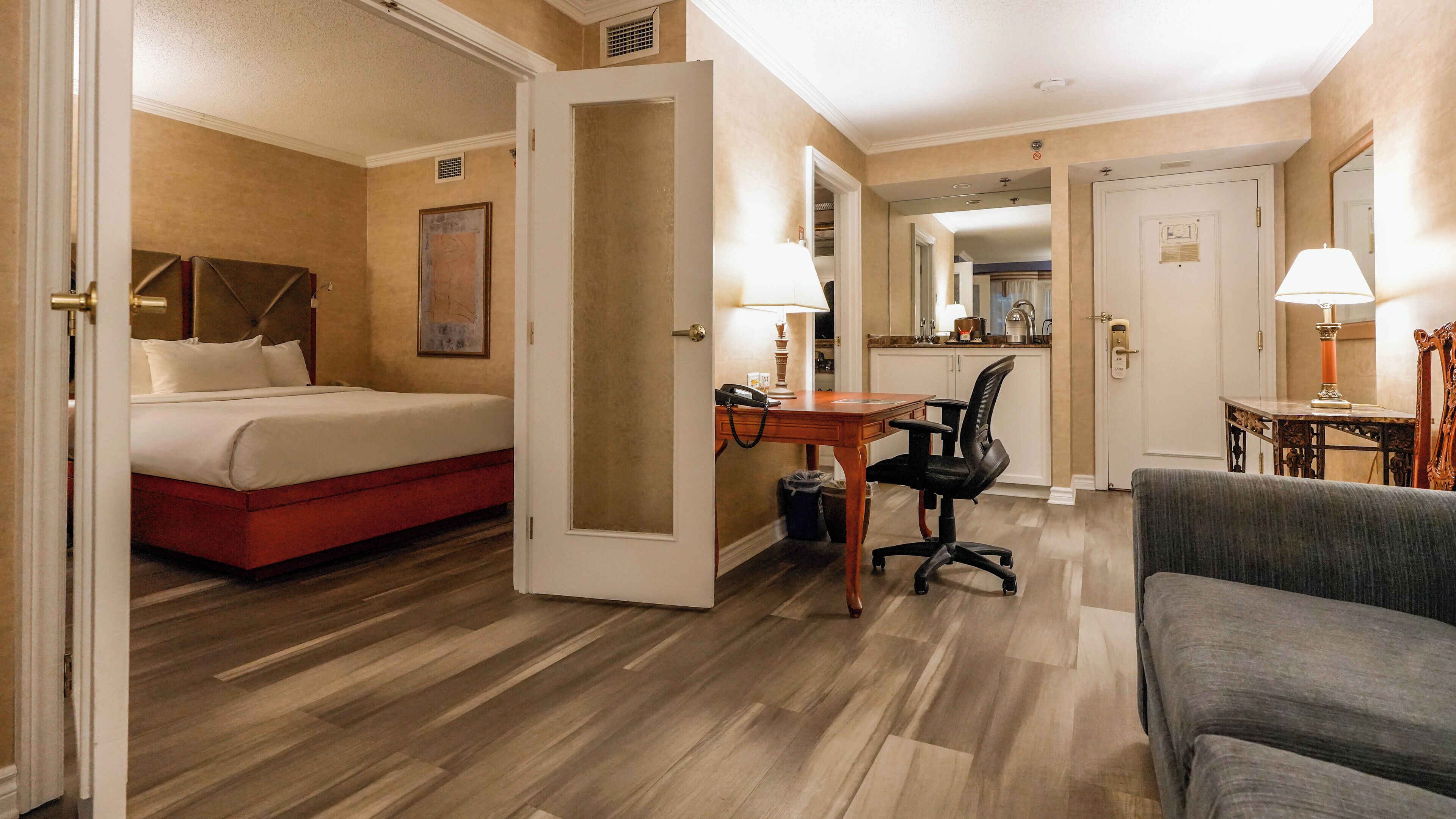 Interior Garden Balcony Family Suite, 2 Queen beds and Sofa-bed | 記憶棉床墊、房內夾萬、書桌、遮光窗簾/窗簾