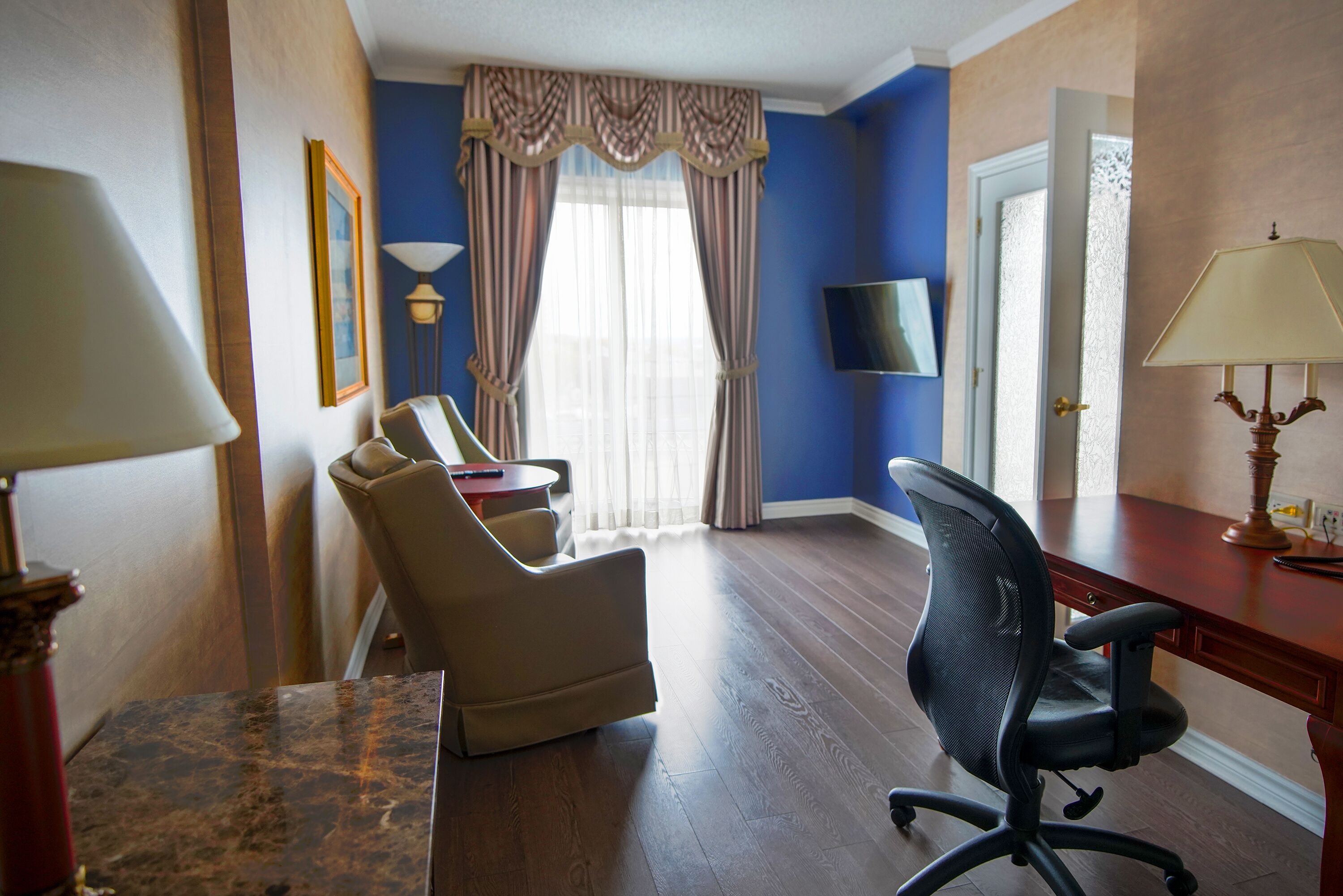 suite, 1 bedroom | living area | 32-inch flat-screen tv with cable channels, tv