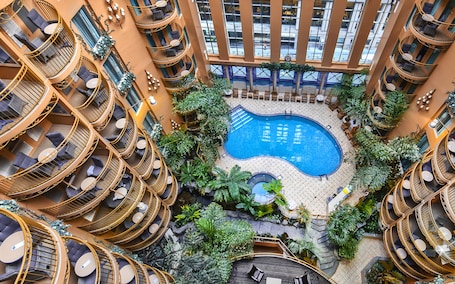 Piscina interna. Hôtel Palace Royal Centre-Ville par JARO