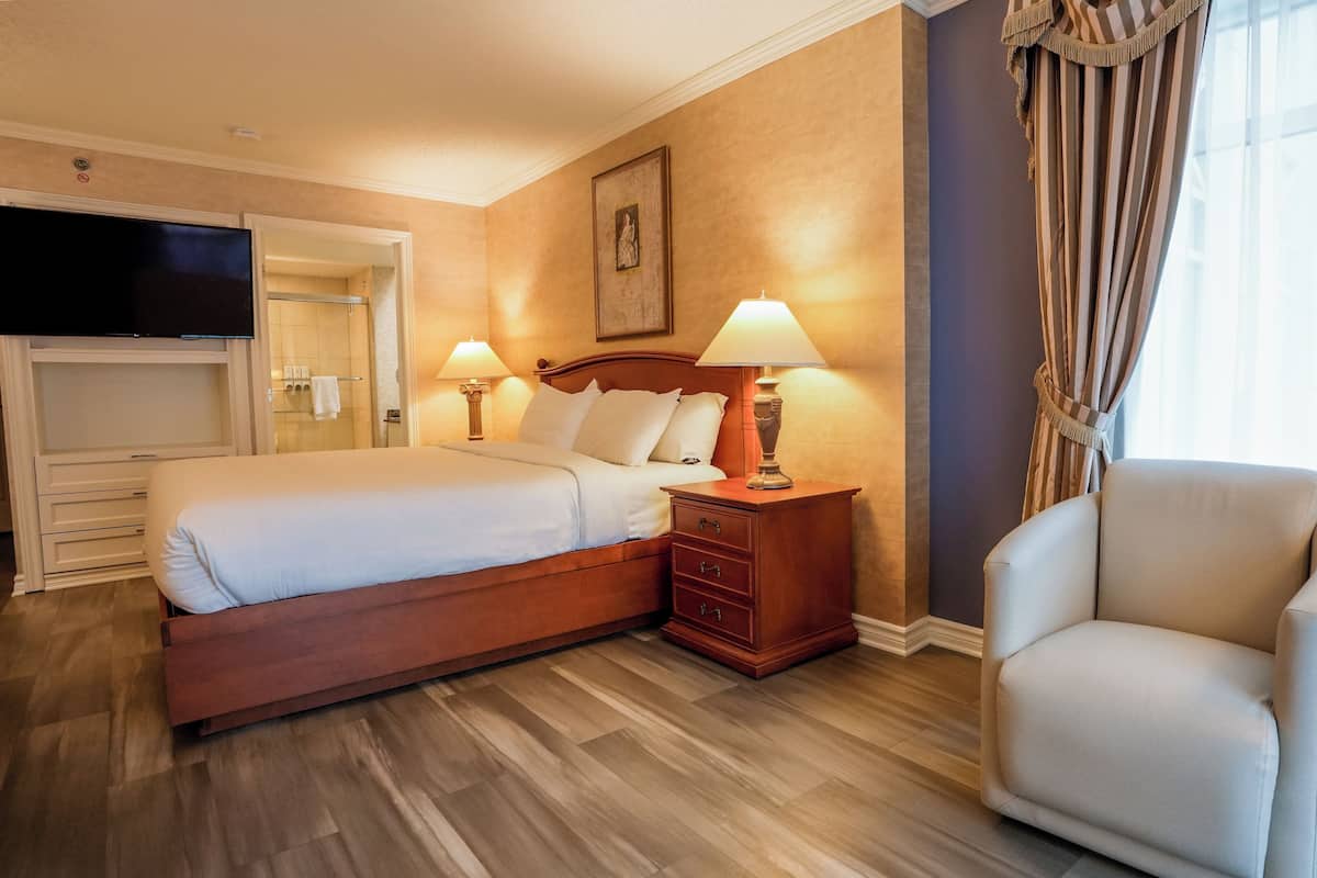 Signature Room, 1 King bed and Sofa-bed | Memory foam beds, in-room safe, desk, blackout drapes