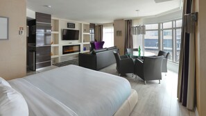 Luxury Studio with Panoramic City View, 1 King Bed and Sofa-bed  | Memory foam-senger, safe på rommet, skrivebord og blendingsgardiner