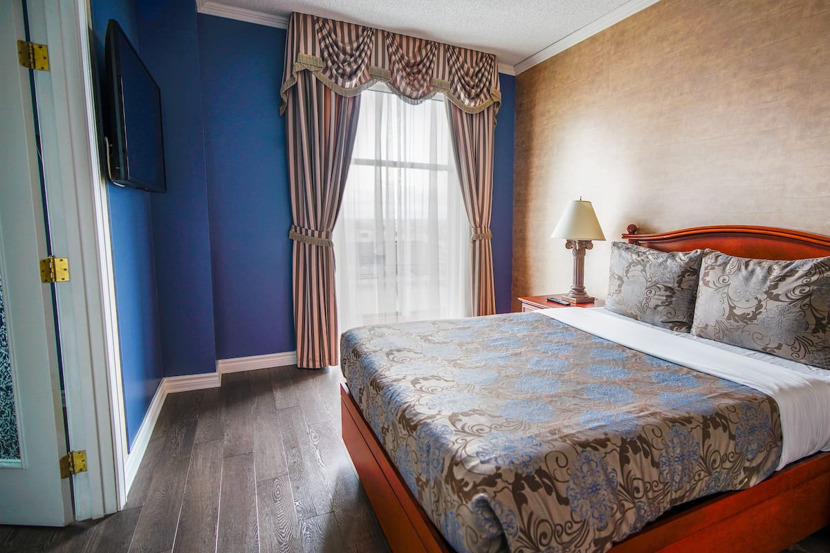 Suite, 1 Bedroom | Hypo-allergenic bedding, memory foam beds, in-room safe, desk