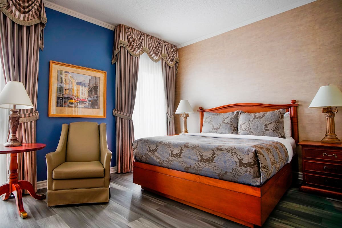Classic Room, 1 Queen bed and glass shower