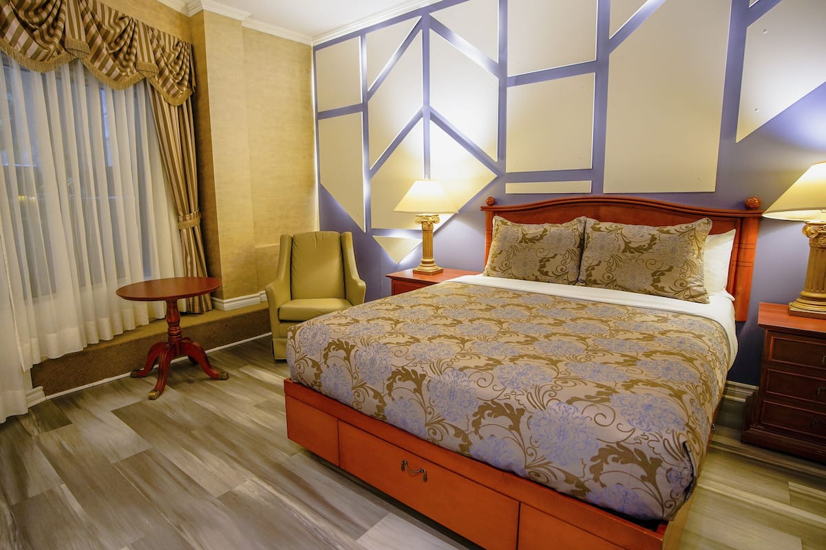 Classic Room, 1 Queen Bed, Courtyard View
