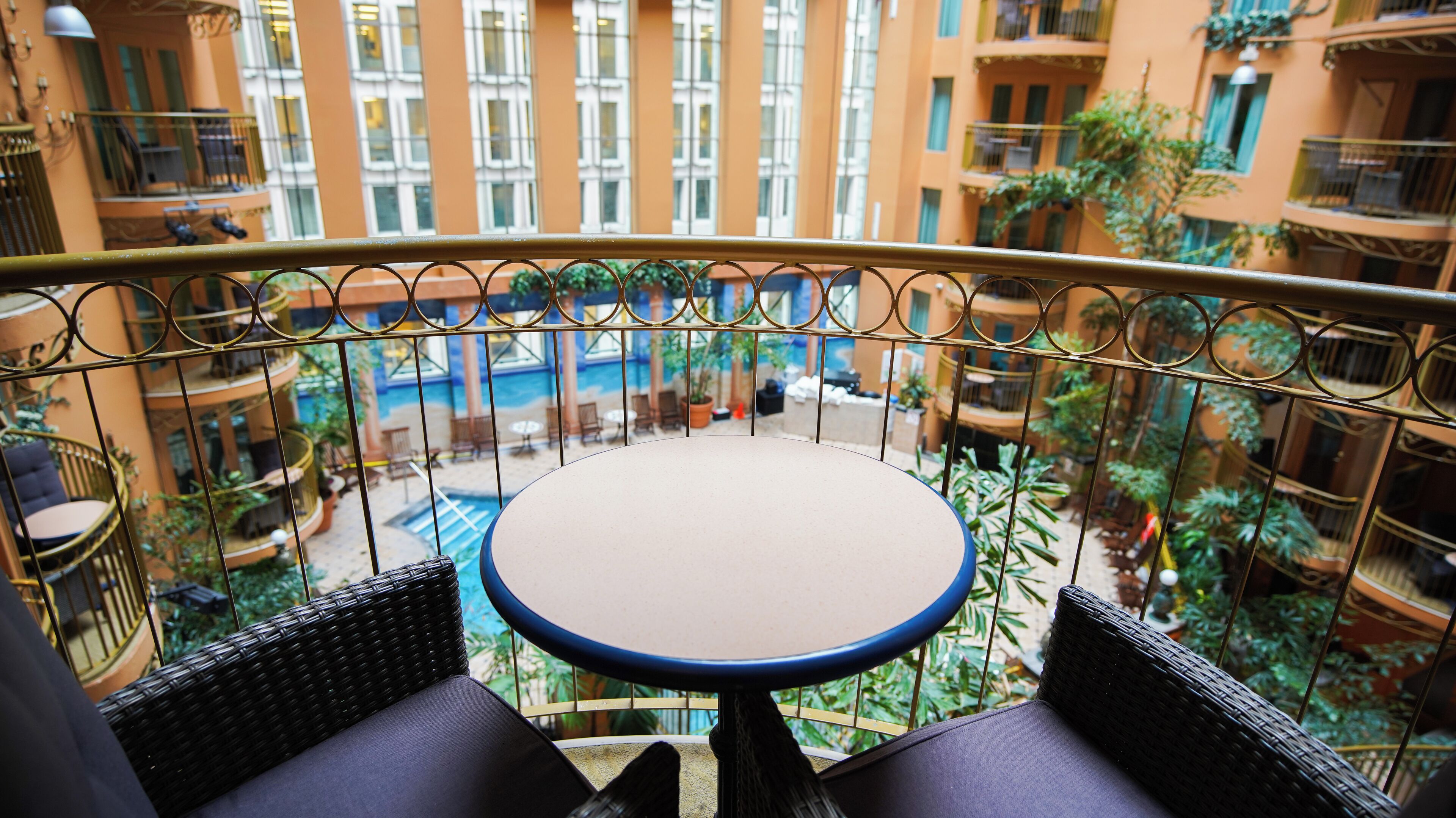 Interior Garden Balcony Suite, 1 King Bed with Sofa-bed | Terrasse/Patio