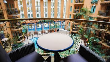 Interior Garden Balcony Suite, 1 King Bed with Sofa-bed | Terrasse/Patio