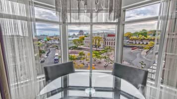 Luxury Studio with Panoramic City View, 1 King Bed and Sofa-bed | Vue de la chambre