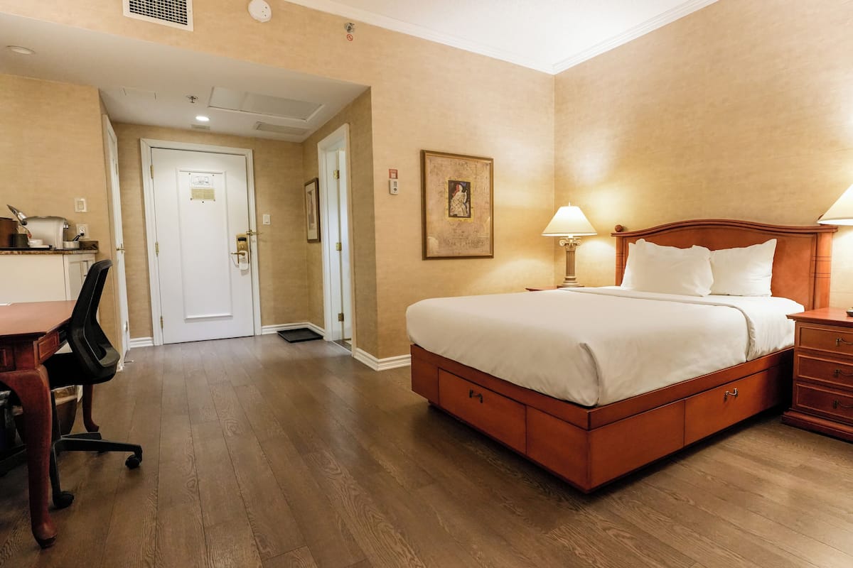 Classic Room, 1 Queen Bed, Interior | Memory foam beds, in-room safe, desk, blackout drapes