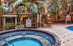 Indoor spa tub -  Hôtel Palace Royal Centre-Ville par JARO (Québec City)