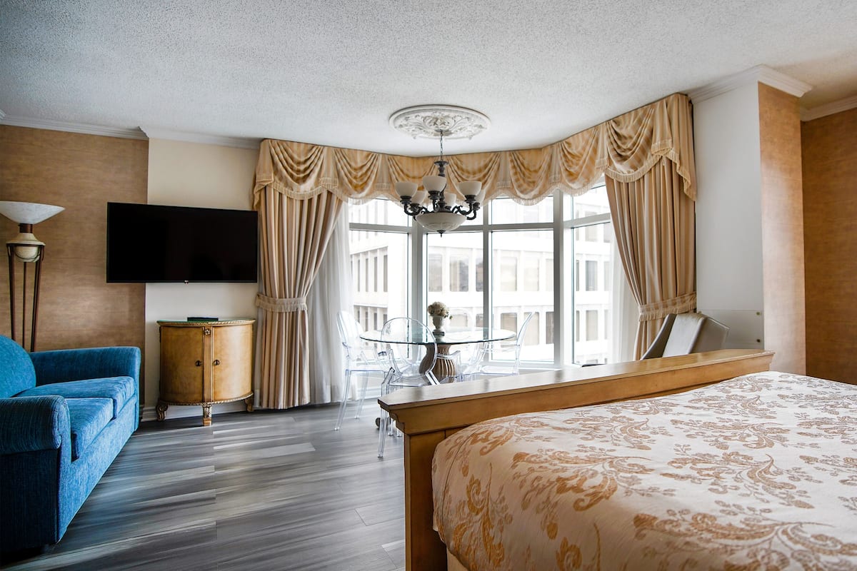 signature room, 1 queen bed and sofa-bed | living area | 32-inch flat-screen tv with cable channels, tv