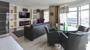 Luxury Studio with Panoramic City View, 1 King Bed and Sofa-bed  | Oppholdsomr åde | En 32-tommers Flatskjerm-TV med kabel-kanaler samt TV