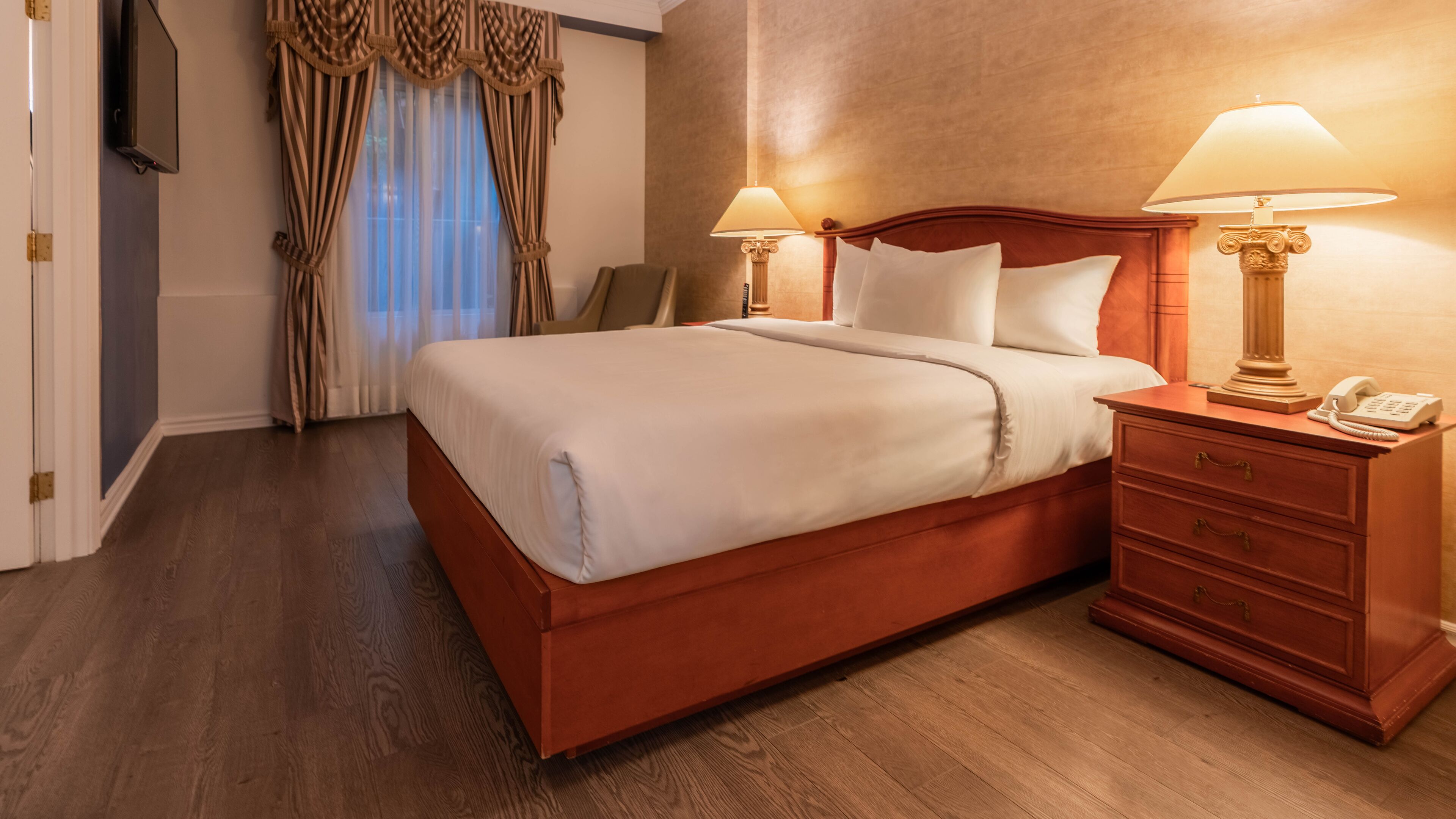 Suite, 1 Queen Bed and Sofa-bed (Interior) | Camas con efecto memoria y caja de seguridad en la habitación 