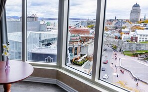 Suite with Panoramic City View, 1 King bed | Pemandangan dari kamar
