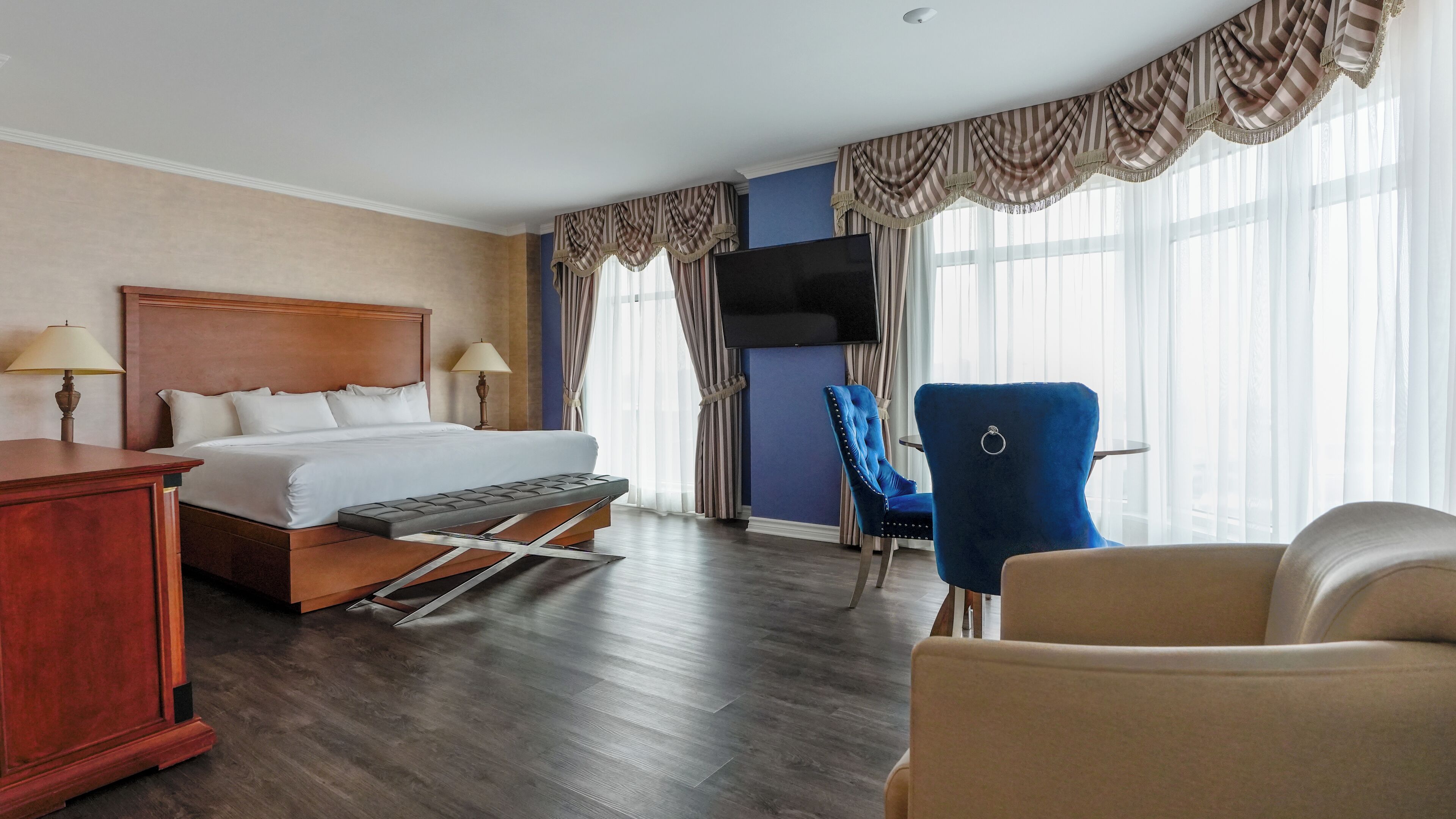 Suite with Panoramic City View, 1 King bed | Memory foam beds, in-room safe, desk, blackout drapes