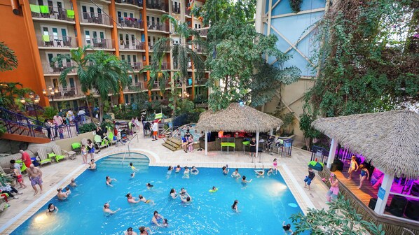 屋内プール、営業時間 9:00 ～ 22:00、サンラウンジャー