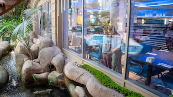 Serveert ontbijt, lunch, diner, uitzicht op het zwembad