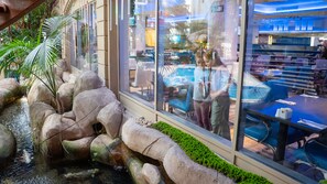 朝食、ランチ、ディナーに営業 (プール ビュー)