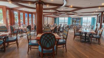 Petit déjeuner, déjeuner et dßner servis sur place, vue sur la piscine