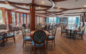 供应早餐、午餐和晚餐，泳池景观