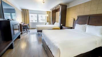 Une chambre d’hôtel avec deux lits, un bureau, une chaise, une télévision et une fenêtre avec des rideaux.