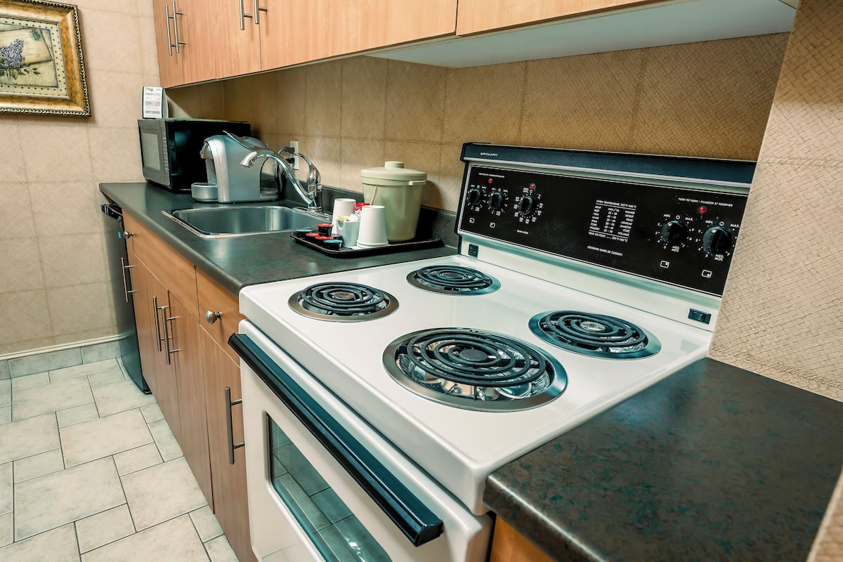 superior room, 2 queen murphy beds, kitchenette, garden view | private kitchen | fridge, coffee/tea maker