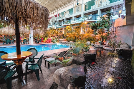 Indoor pool. Hôtel Québec Inn par JARO