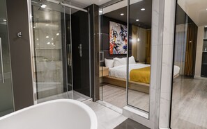 Executive studio suite | Badkamer | Gratis toiletartikelen, een haardroger, handdoeken