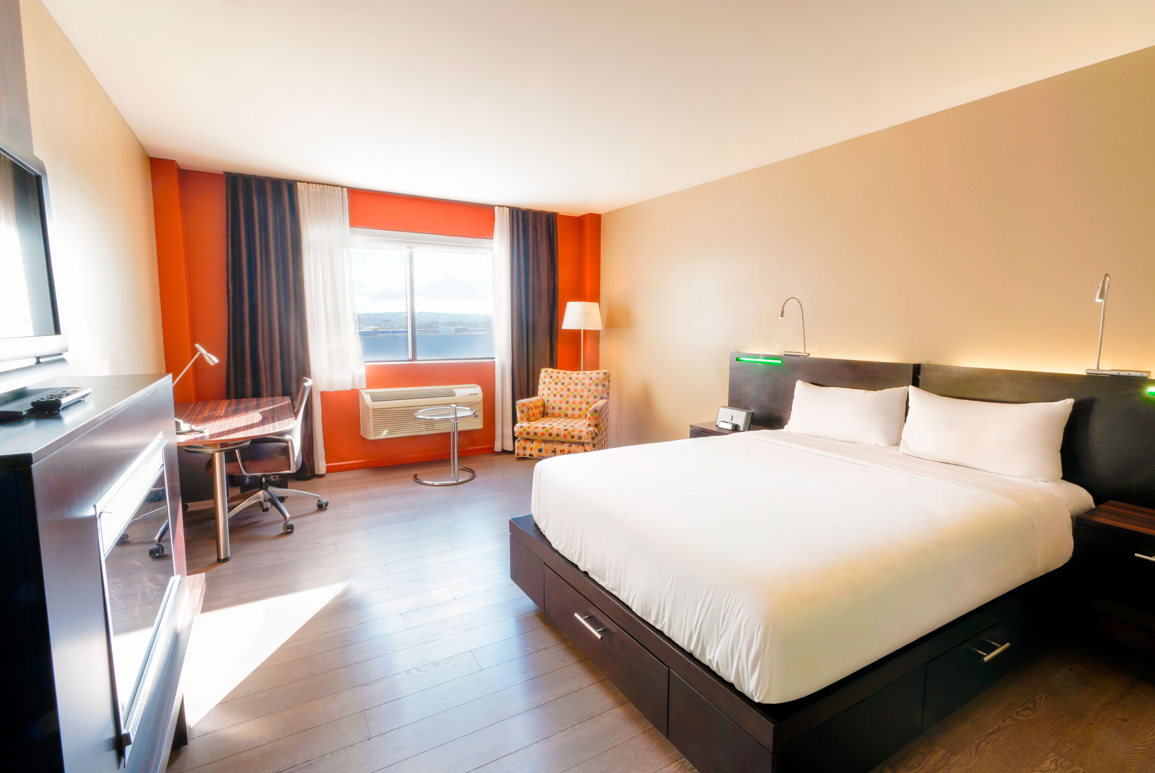 Intimacy Room, 1 Queen Bed, Fireplace and Multi-jet Shower | Memory foam beds, in-room safe, desk, soundproofing