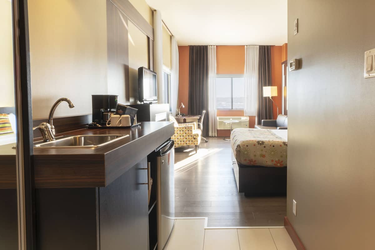 classic room, 1 queen bed, 1 murphy bed and fireplace | room amenity