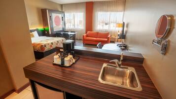 Studio, 1 Queen Bed, 1 Murphy Bed and 1 Sofa Bed | Room amenity