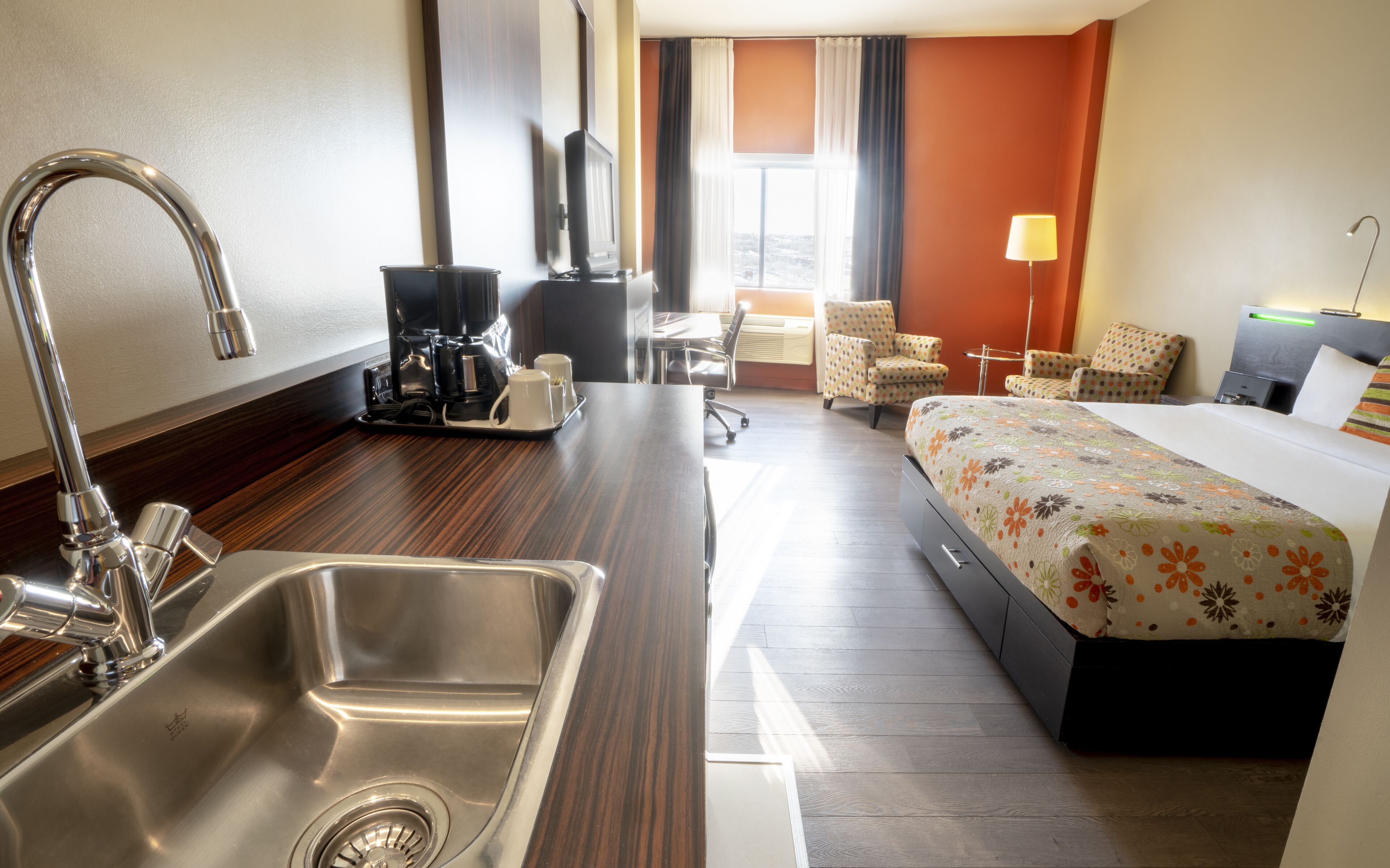 classic room, 1 queen bed, fireplace | room amenity