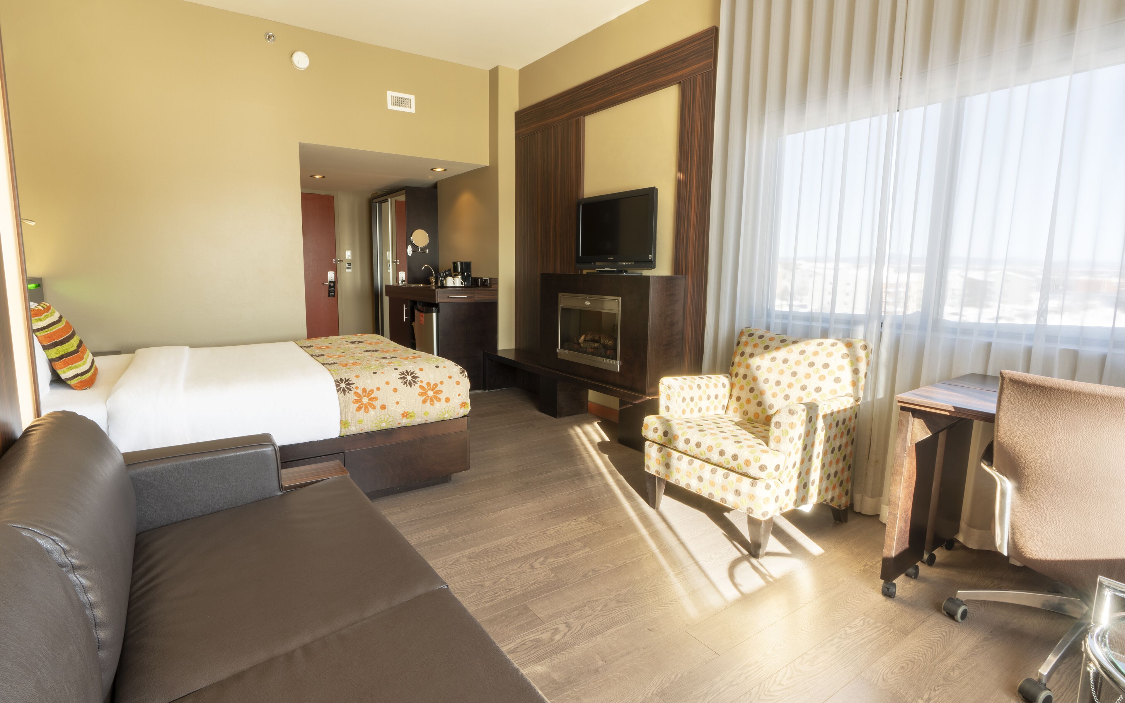 classic room, 1 queen bed, 1 murphy bed and fireplace | living area | 32-inch flat-screen tv with cable channels, tv