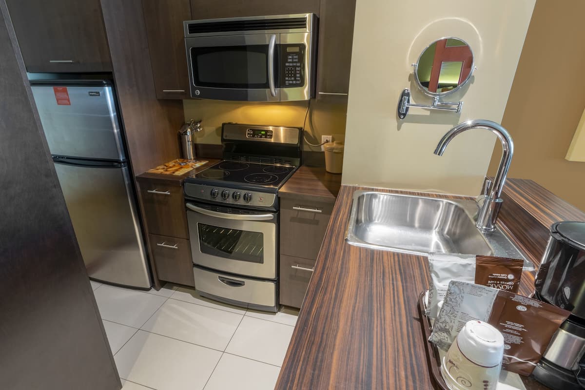 3 rooms suite, 2 queen beds, 1 queen murphy bed and kitchenette | private kitchenette | microwave, coffee/tea maker
