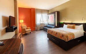 Adapted Room, 1 Queen and 1 Queen Murphy Bed - Hôtel Must –  Aéroport de Québec par JARO (L'Ancienne-Lorette)