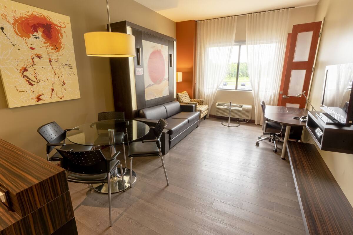 3 rooms suite, 2 queen beds, 1 queen murphy bed and kitchenette | living area | 32-inch flat-screen tv with cable channels, tv