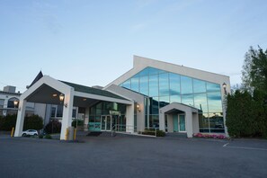 A modern building with a glass facade and a covered entrance area. - Auberge Québec (Québec City)