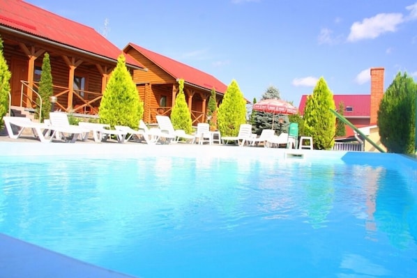 Una piscina al aire libre de temporada, cabañas de piscina (de pago)