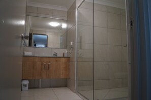 Bathroom shower - Castle Crest Motel (North Ward)