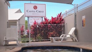A Castle Crest Motel pool area with a sign indicating vacancy. - Castle Crest Motel (North Ward)