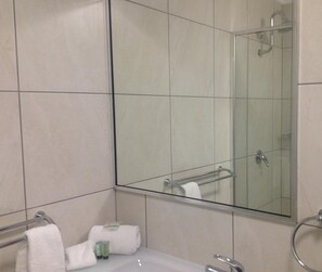 Dusche, kostenlose Toilettenartikel, Haartrockner, Handtücher