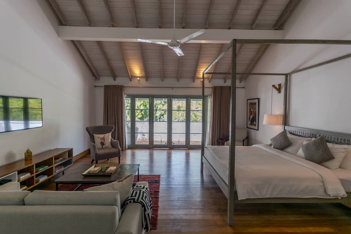 family suite, bathtub | minibar, in-room safe, desk, iron/ironing board