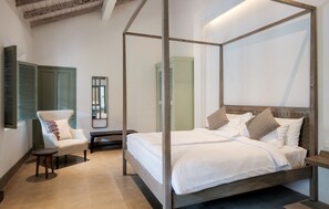 Minibaari, tallelokero huoneessa, työpöytä, silitysrauta/-lauta