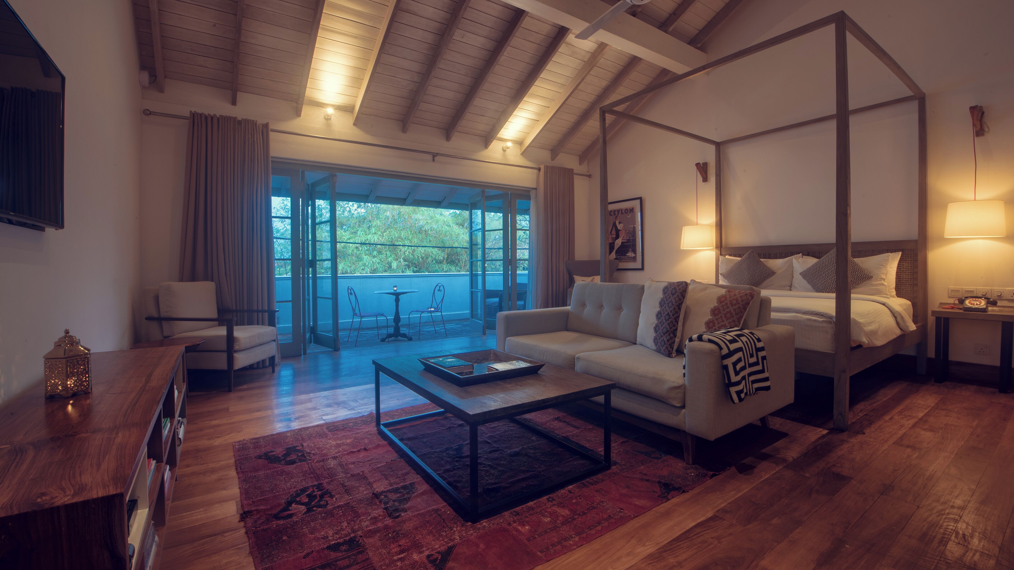 Suite (Upper) | Minibar, safe på rommet, skrivebord og strykejern/-brett