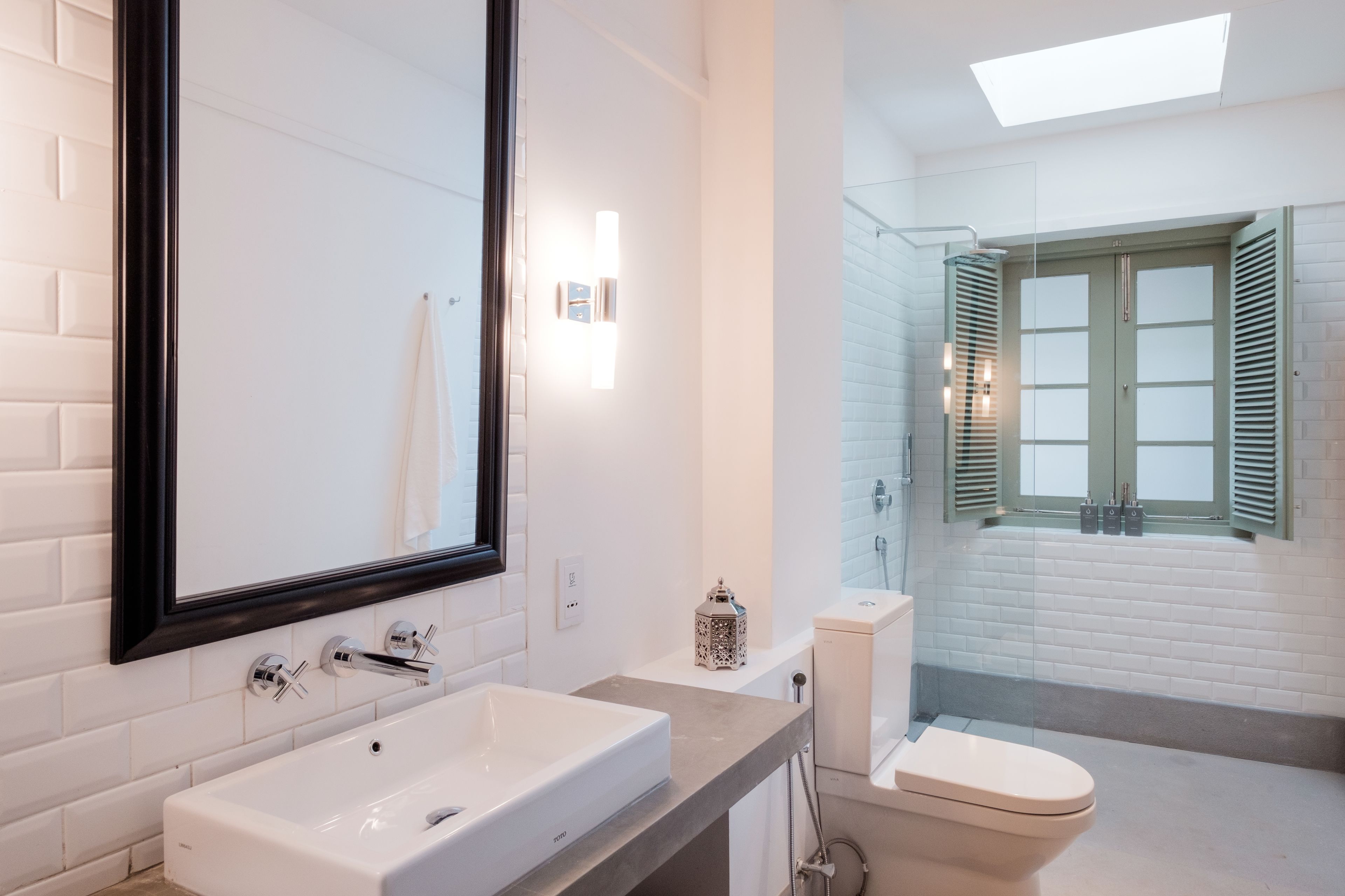 shower, rainfall showerhead, free toiletries, hair dryer