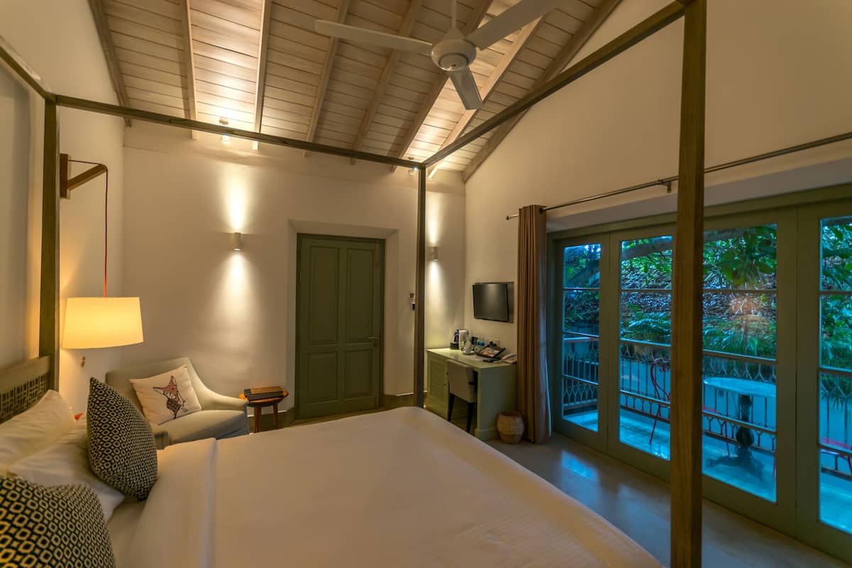 deluxe double room | minibar, in-room safe, desk, iron/ironing board