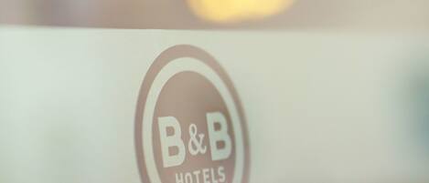 A logo for B&B Hotels.