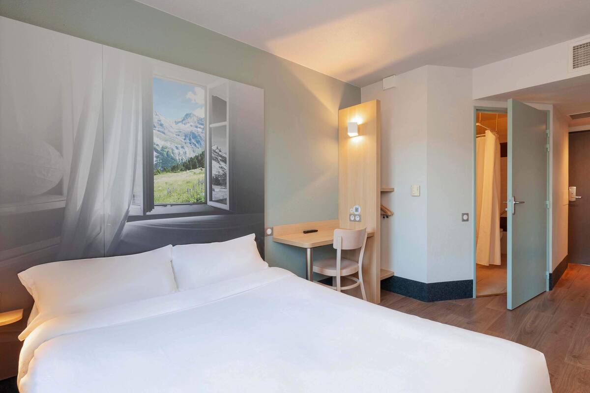 double room, mobility accessible, non smoking | desk, soundproofing, free cots/infant beds, free wifi