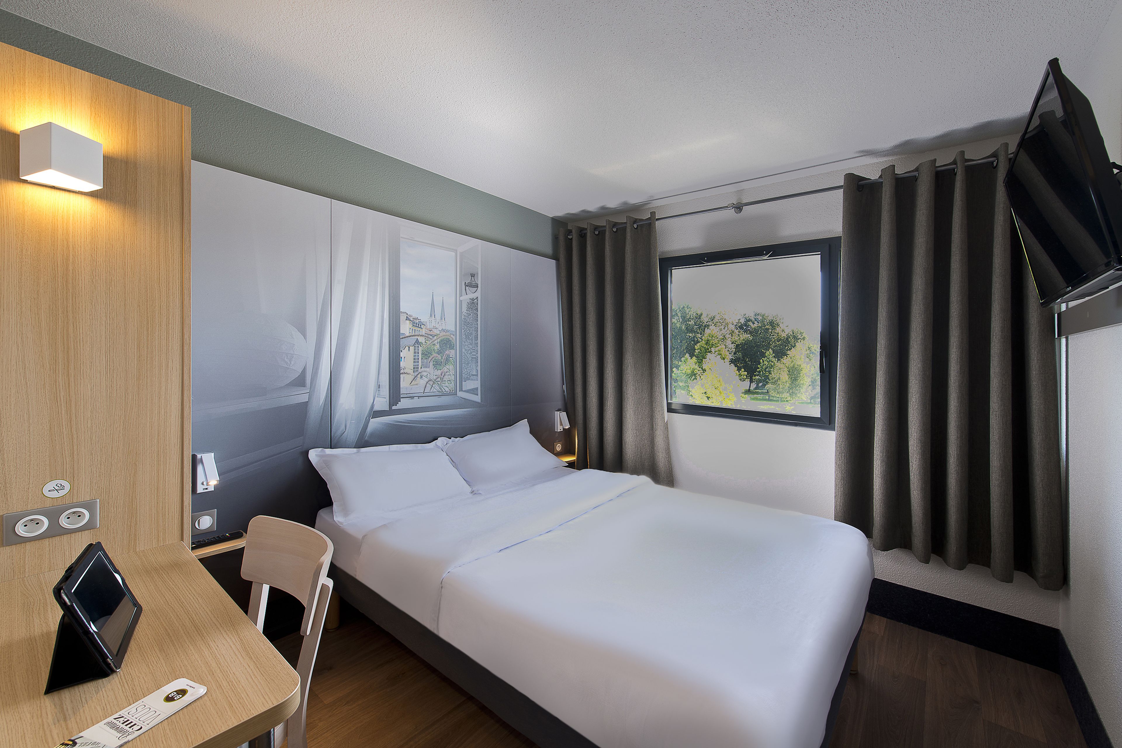 desk, soundproofing, free cots/infant beds, free wifi