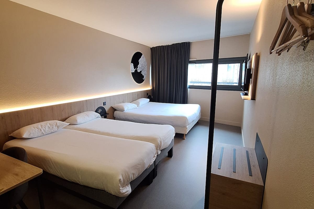 quadruple room, non smoking | desk, free cots/infant beds, free wifi, bed sheets